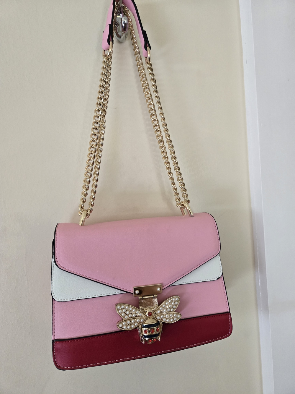 Keri Jeweled Bee Crossbody bag featuring a color-block design and a gold chain - Picture 4 of 10